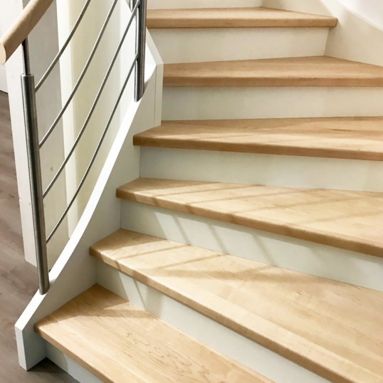 Holzstufe auf Beton 050